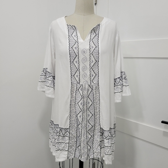 NWOT Back from Bali Embroidered Tunic Top Dress Trumpet Sleeves V-neck Size M - Picture 2 of 11